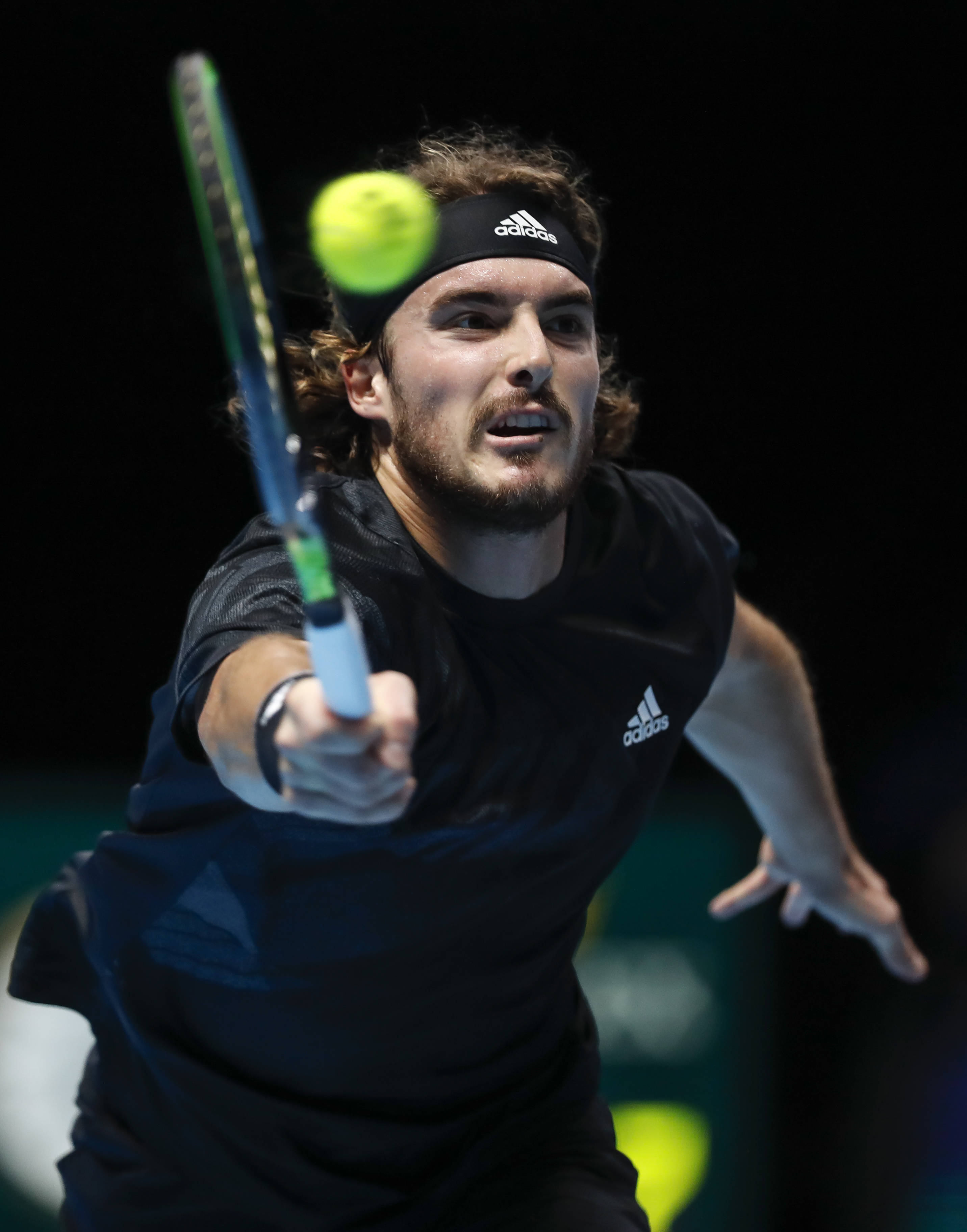 西班牙网球队轻取英国网球队,西西帕斯统治全场的简单介绍 西班牙网球队轻取英国网球队,西西帕斯统治全场的简单介绍