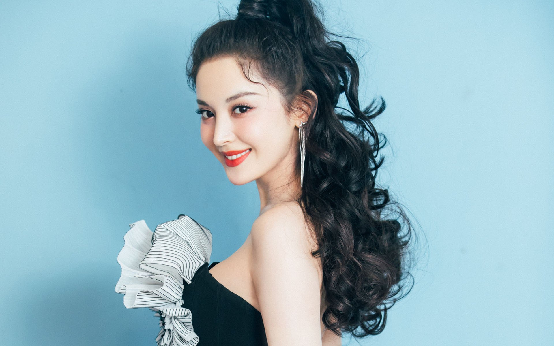 足球之光，黄喜灿爆发引领亚洲锋芒，乌克兰生死战逆转冰岛捍卫希望